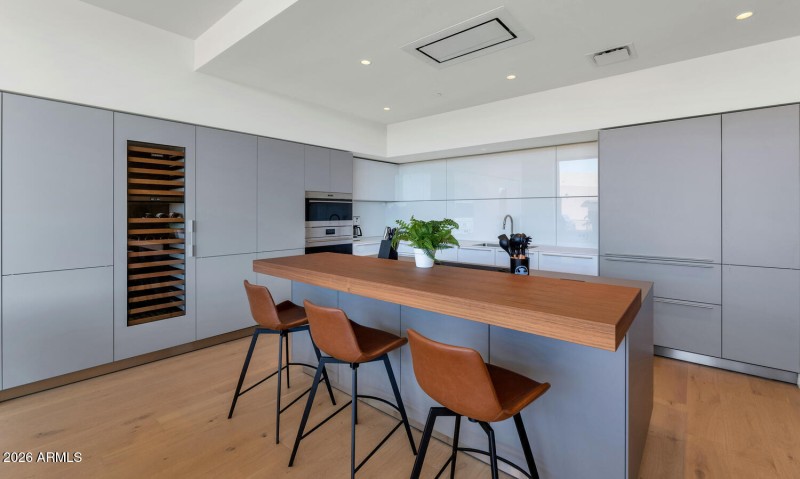 4849 N Camelback Rdg Dr-large-016-032-48