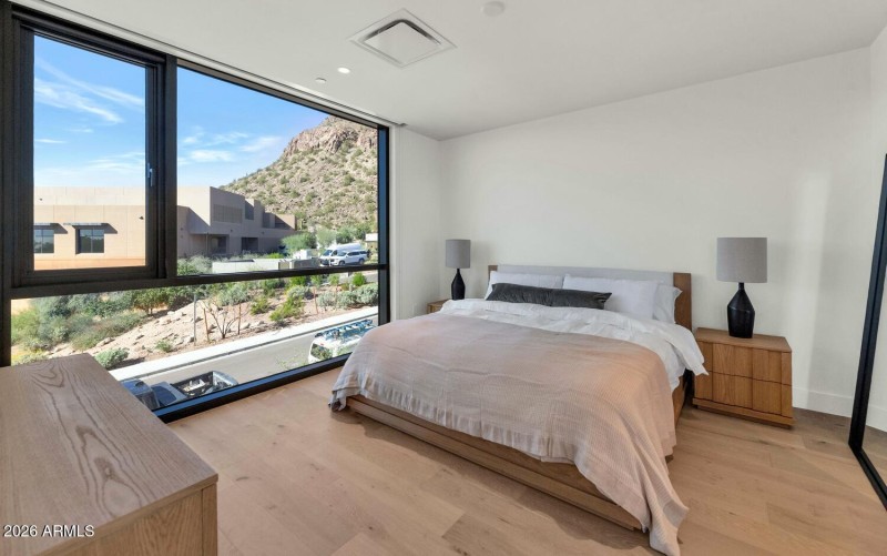 4849 N Camelback Rdg Dr-large-023-041-48