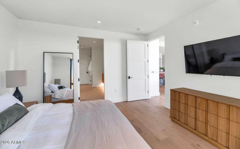 4849 N Camelback Rdg Dr-large-024-030-48