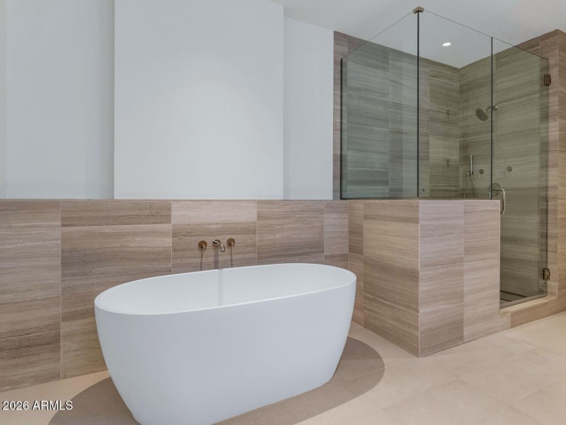 4849 N Camelback Rdg Dr-large-026-017-48