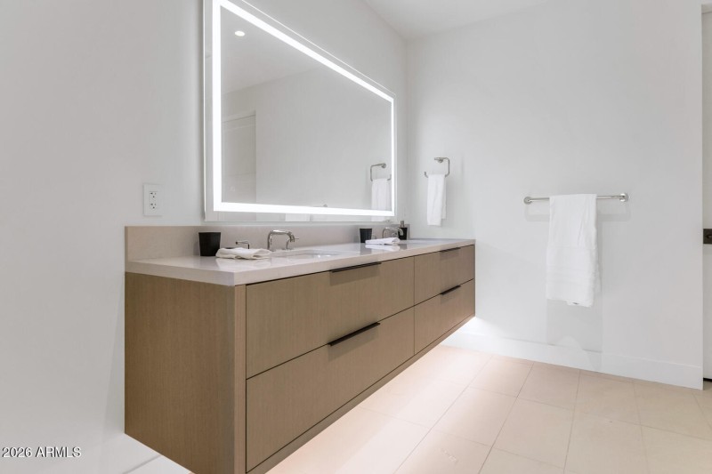 4849 N Camelback Rdg Dr-large-029-036-48