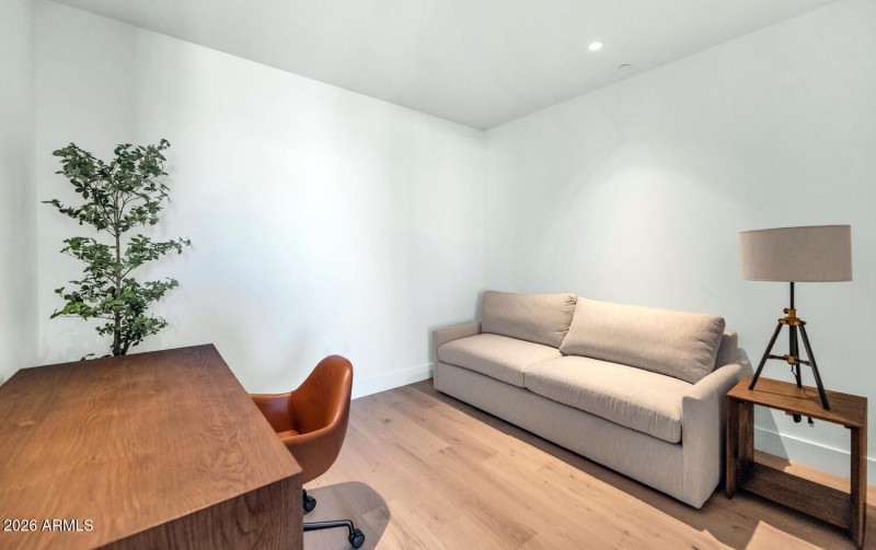 4849 N Camelback Rdg Dr-large-031-035-48