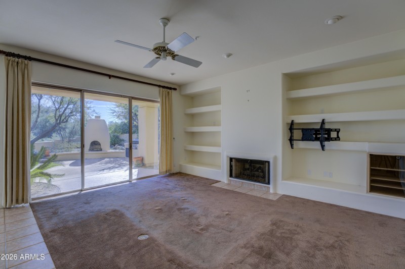Family room w/fireplace