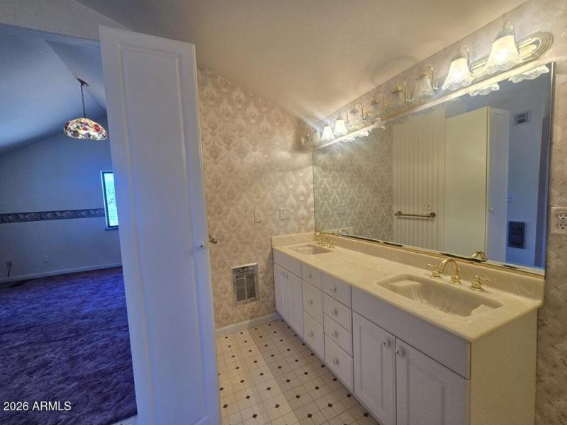 Upstairs Master Bathroom (2)