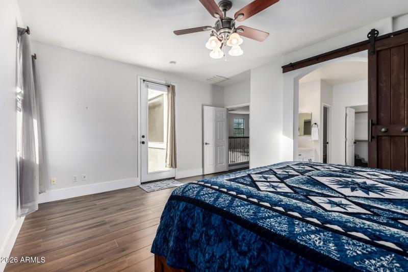 Primary Bedroom w Ensuite (4)