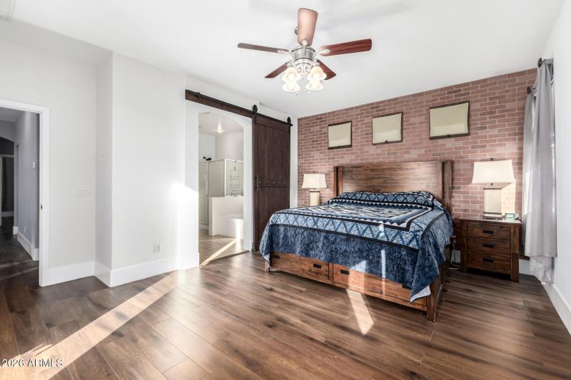 Primary Bedroom w Ensuite (4)