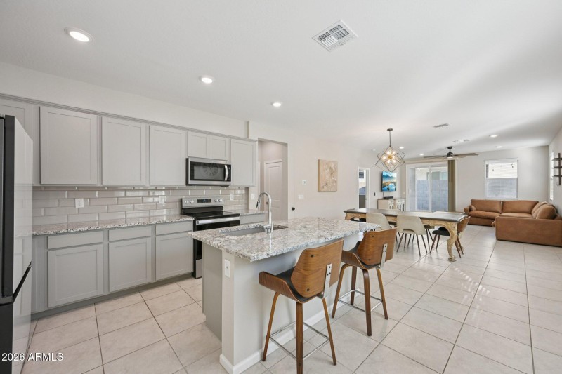 14-web-or-mls-W Via De Luna Dr-S1701-014