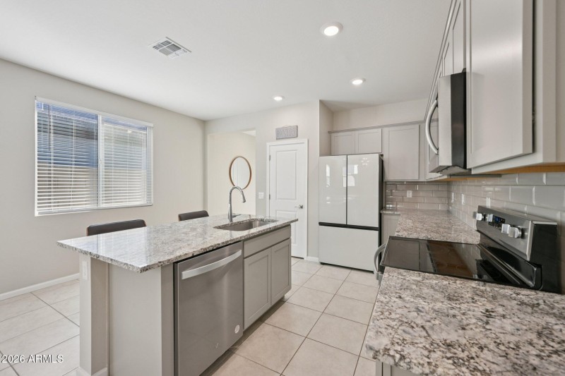 18-web-or-mls-W Via De Luna Dr-S1701-018