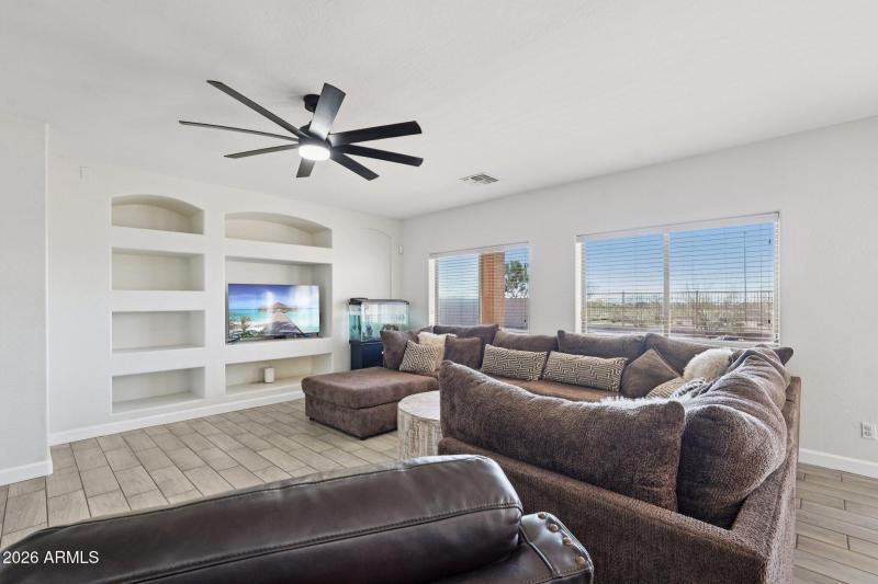 12-web-or-mls-W Pueblo Ave-L1701-012