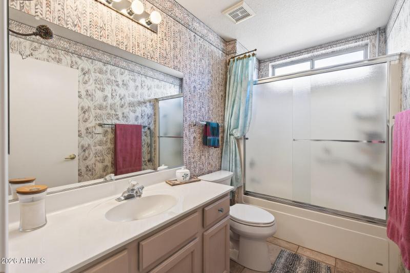 Guest bath with tub/shower combos