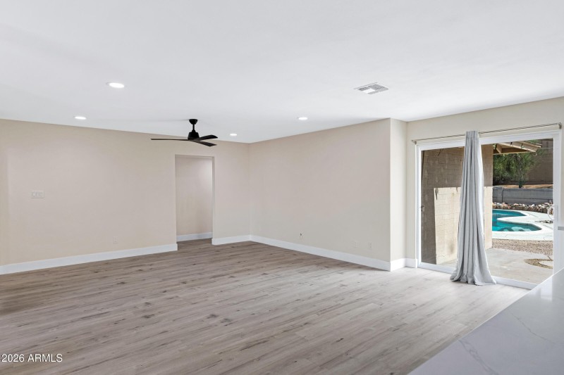 3921 S Kenneth Pl-10