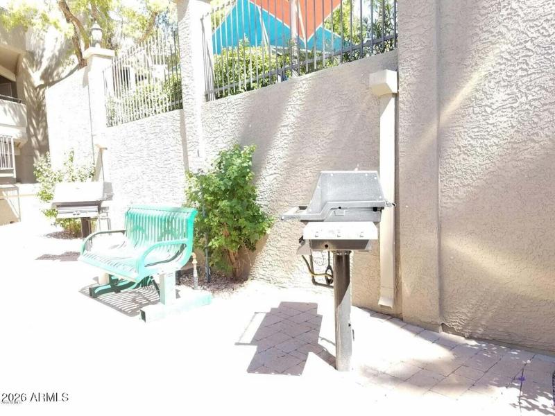 1720 E. Tbrid Out doors