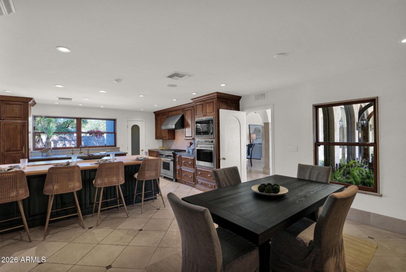 Kitchen & Breakfast Nook