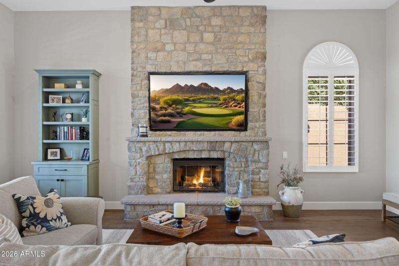 8-web-or-mls-41008-n-club-pointe-dr