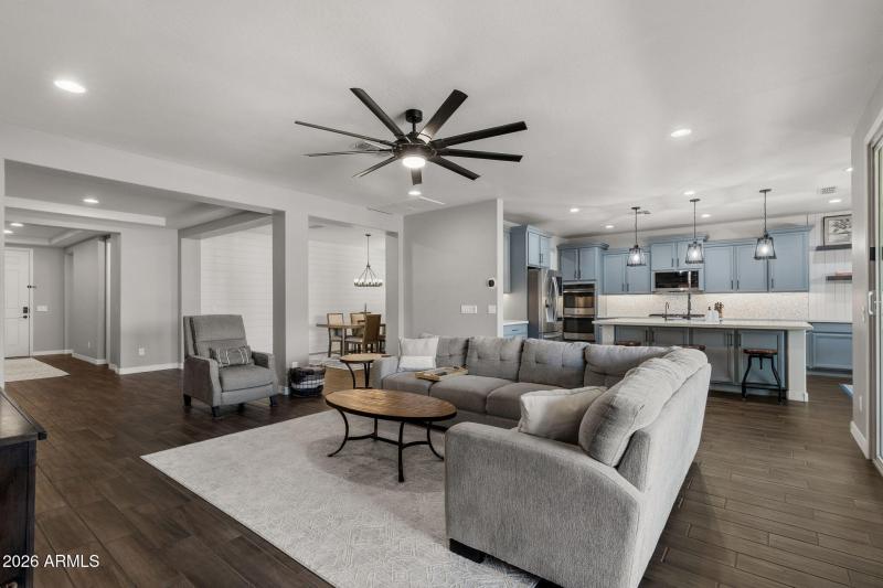 007__3710 E Blue Spruce Ln