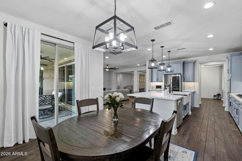 009__3710 E Blue Spruce Ln