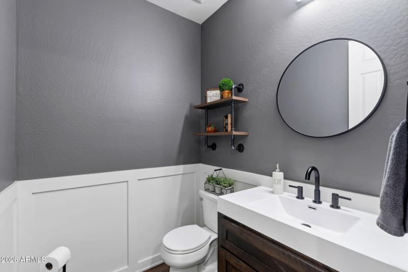 033__3710 E Blue Spruce Ln