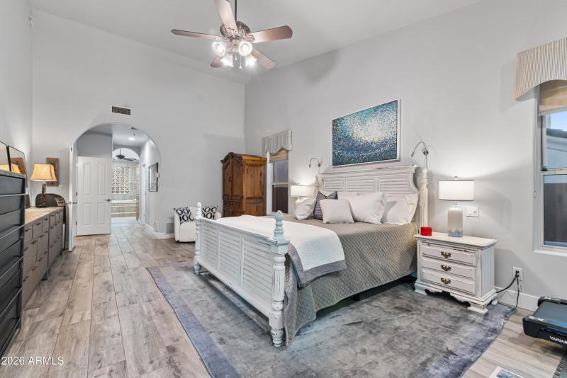 En suite access to primary bath