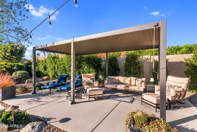 Mirador louvered pergola