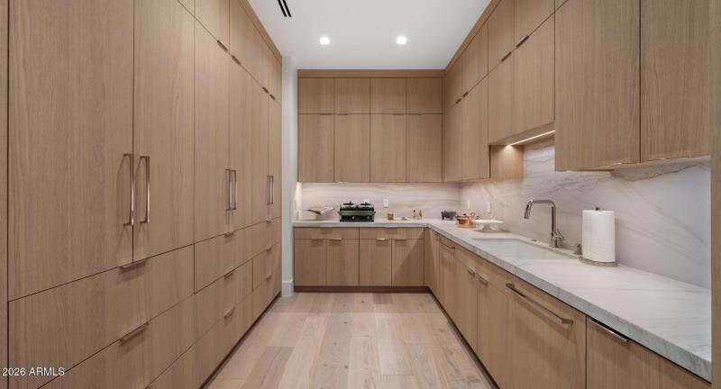 47-web-or-mls-Pantry1