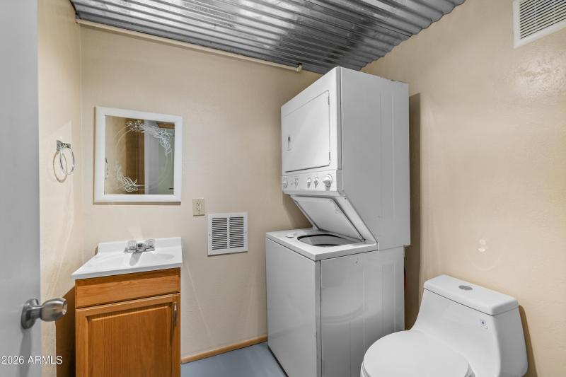 Half bathroom guest suite