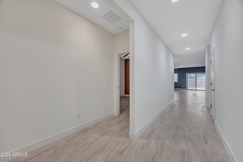 21139 W Hubbell St_4