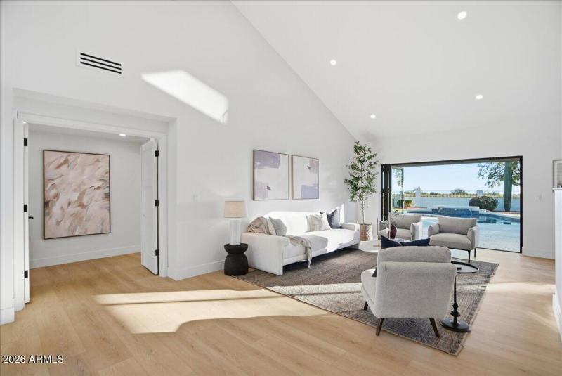 08-10555 E Bella Vista Dr_RedHogMedia