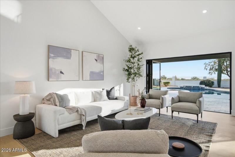 09-10555 E Bella Vista Dr_RedHogMedia