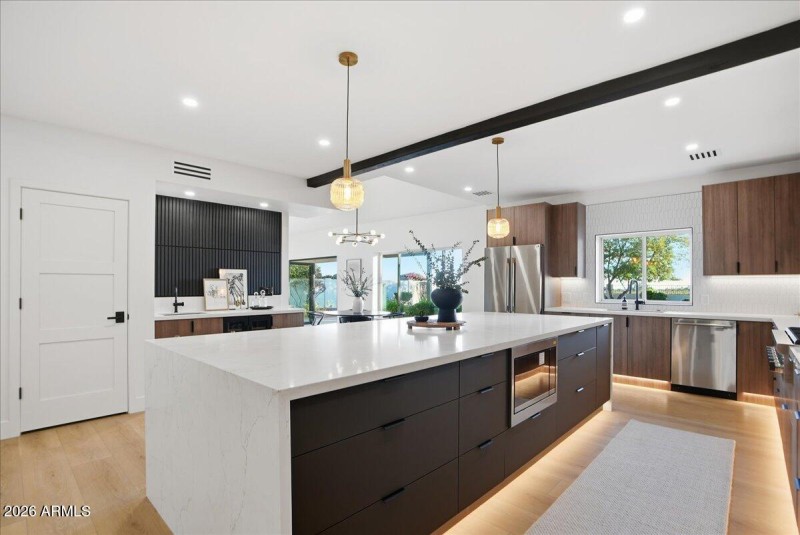 21-10555 E Bella Vista Dr_RedHogMedia