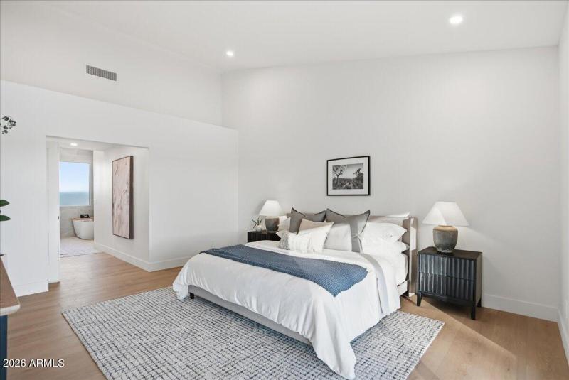 27-10555 E Bella Vista Dr_RedHogMedia