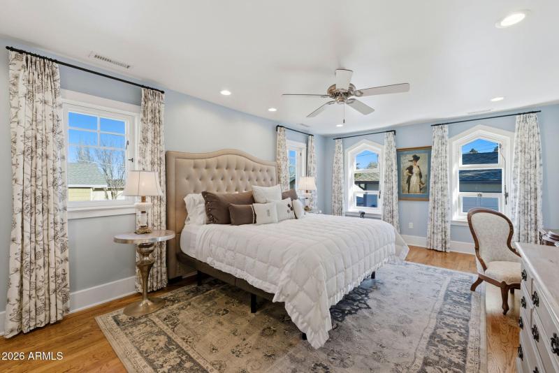 29-Primary Bedroom (1)