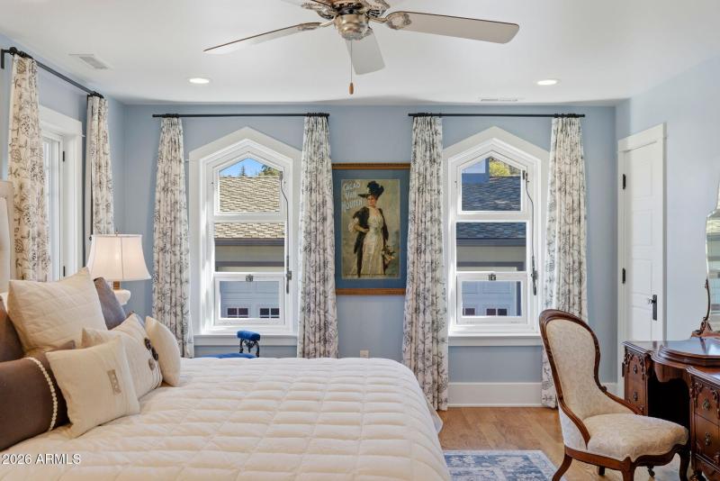 30-Primary Bedroom (2)