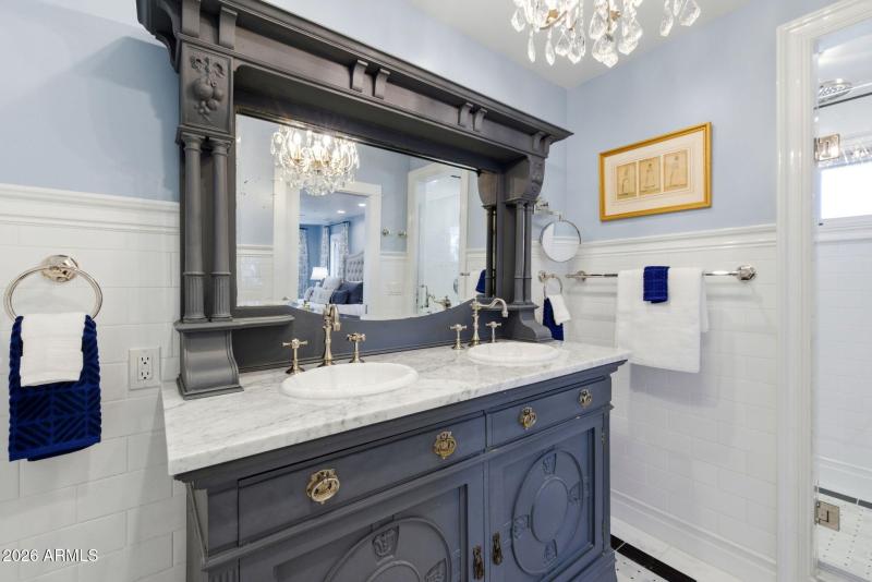 32-Primary Bathroom (1)