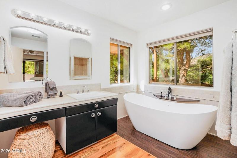 UpstairsMasterBath_1