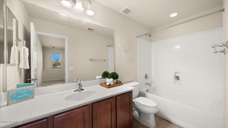 52-web-or-mls-Upstairs Bedroom EnSuite4