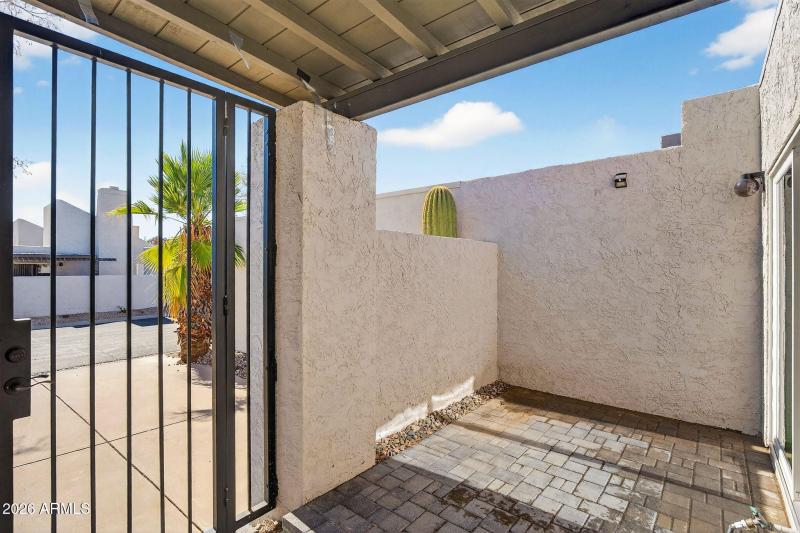 41-web-or-mls-70- E Embassy St