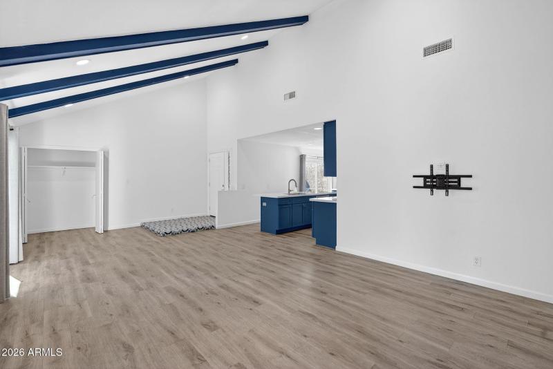 6-web-or-mls-31- E Embassy St