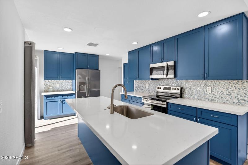 10-web-or-mls-35- E Embassy St