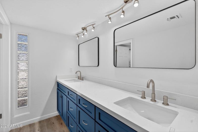 21-web-or-mls-49- E Embassy St