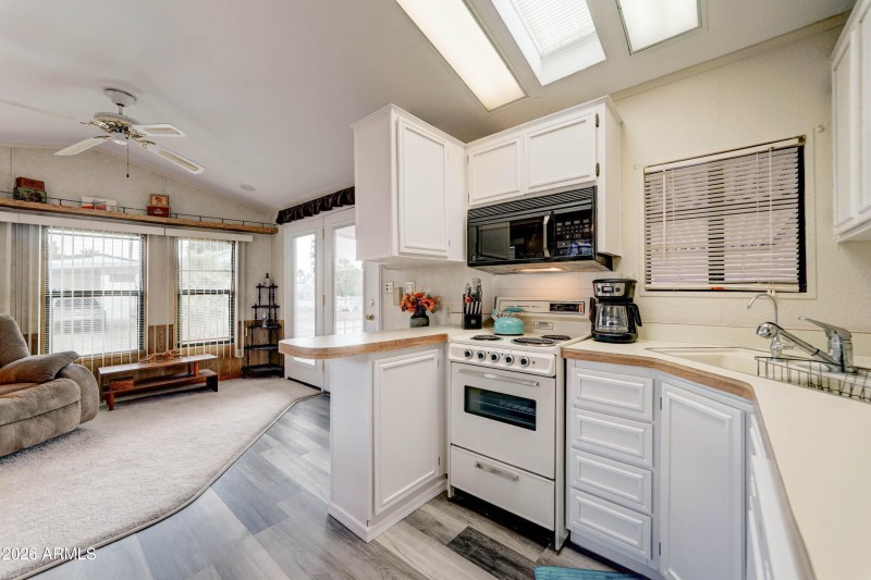 Lots of storage in kitchen