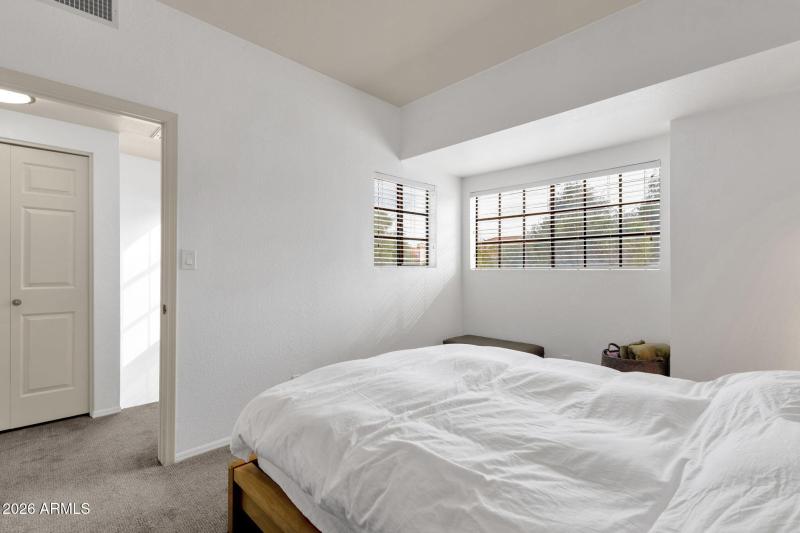 21-web-or-mls-9705-e-mountain-view-rd-10