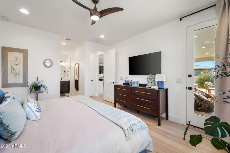 23-Primary Bedroom (2)