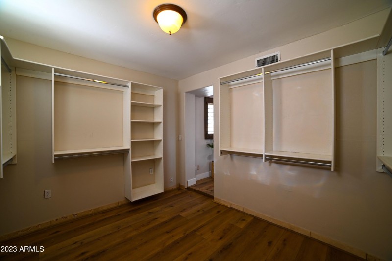 za 67 large walk in closet 1 9-23