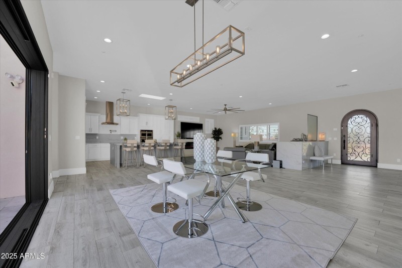 np 76 dinning kitch fr frnt door 2-25