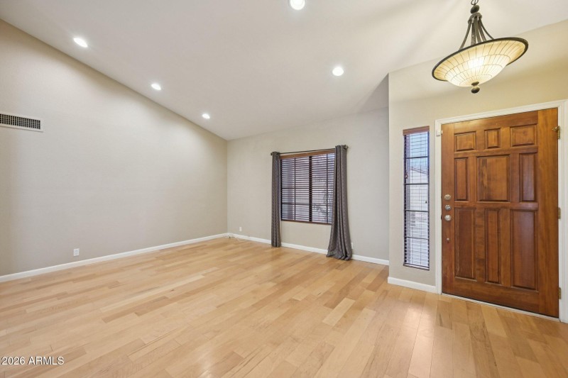 7-web-or-mls-N 92nd Ave-S2201-007