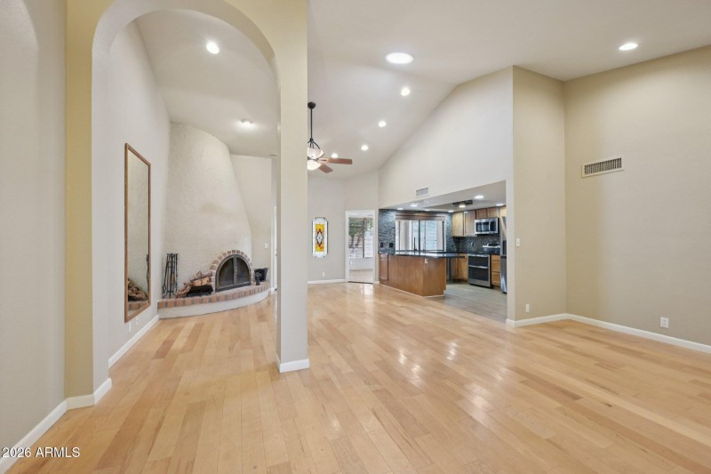 9-web-or-mls-N 92nd Ave-S2201-009