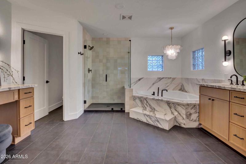 large-019be693-67cb-7394-94c1-30ebbbb085