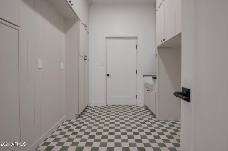 large-019be693-6600-732d-aba4-3fb7bdc7b7