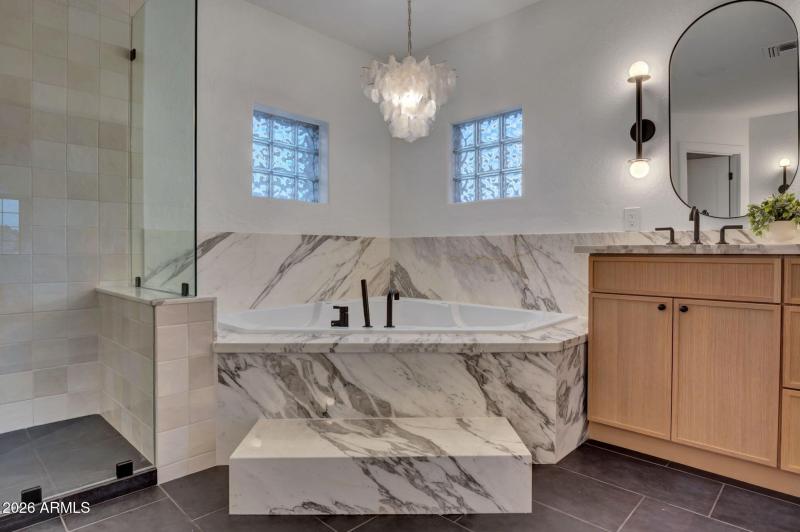 large-019be693-6817-705a-b487-99fbecf2fb