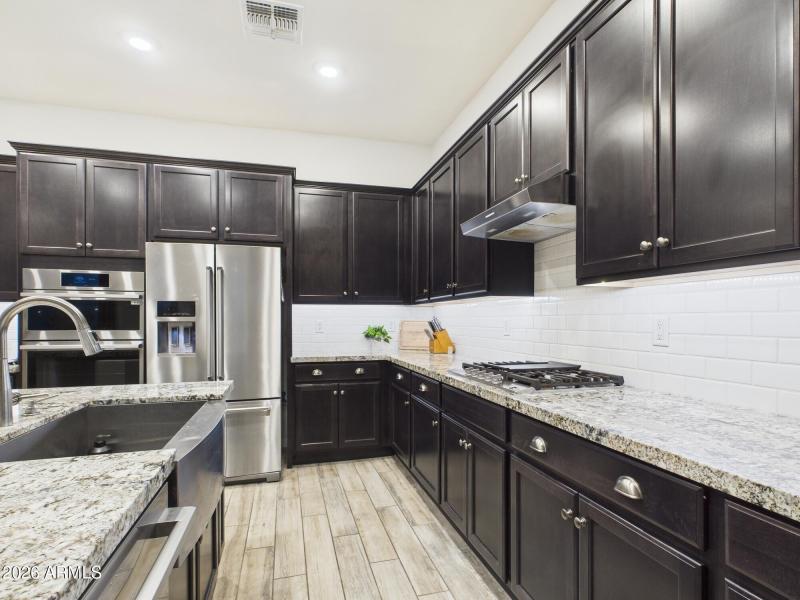 CAM02404G0-PR0186-STILL018